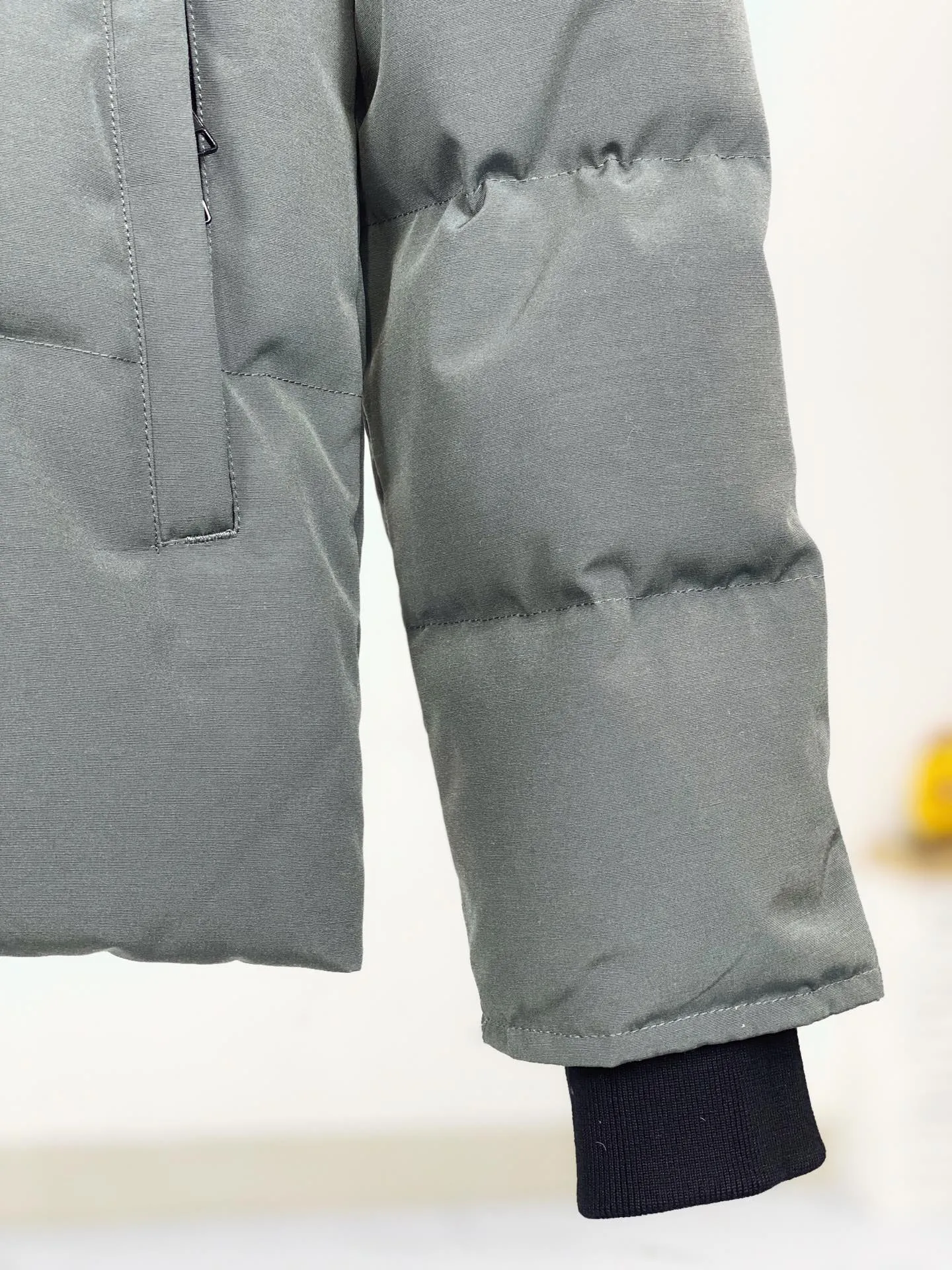 P820 Canada goose/Canada Goose Wyndham 388M 29 parka down jackets, genuine original version, you need to compare with the genuine product at any time, all accessories are customized from the original factory 💯The softness and hardness of the fabric are compared with the genuine ones, and they can be restored by kneading at will (fabric misunderstanding: fabrics that are not high hardness are waterproof. Only when you buy the latest genuine version this year will you notice the softness and comfort of the fabric) 💯Authentic white duck down is synchronized with the down Fluffy and not clumping, filled with electronically controlled down filling machine. 💯Customized zippers with authentic YKK military-grade copper core zipper pulls. High hardness and no jamming. 💯The fur collar is purchased from Western Canada coyote skin and is customized. Zipper cord, pocket label, back label, collar velvet, velcro fasteners, cuffs, all details are updated simultaneously with the original version, the best version, the most complete color matching, the fighter in the world 29, battle various worldly goods, size: XS-XXL (size chart attached below), color: as shown below